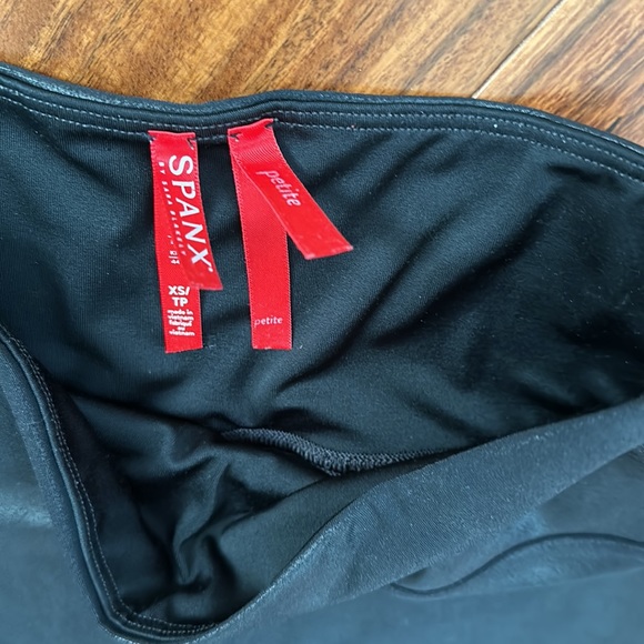 SPANX BLACK FAUX LEATHER PETITE SIZE XSMALL LEGGINGS - Picture 3 of 5